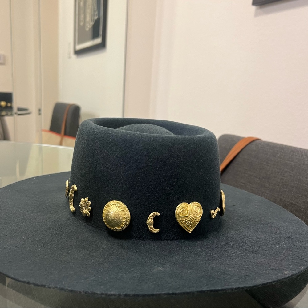Lack of color dark navy  wool hat with gold jewels